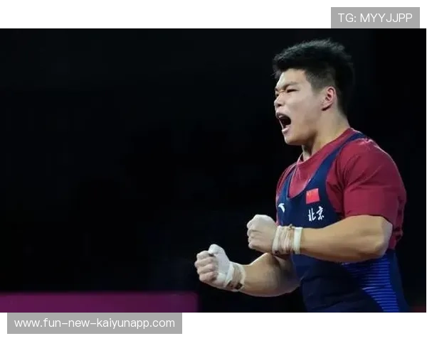 举重小将破纪录后大吼，震得麦克风破音