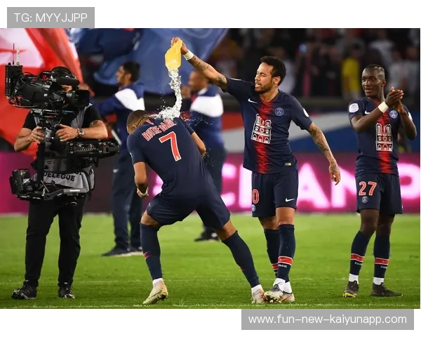 曼联VS巴黎:英超中卫争夺战激烈上演,未来谁将笑到最后?